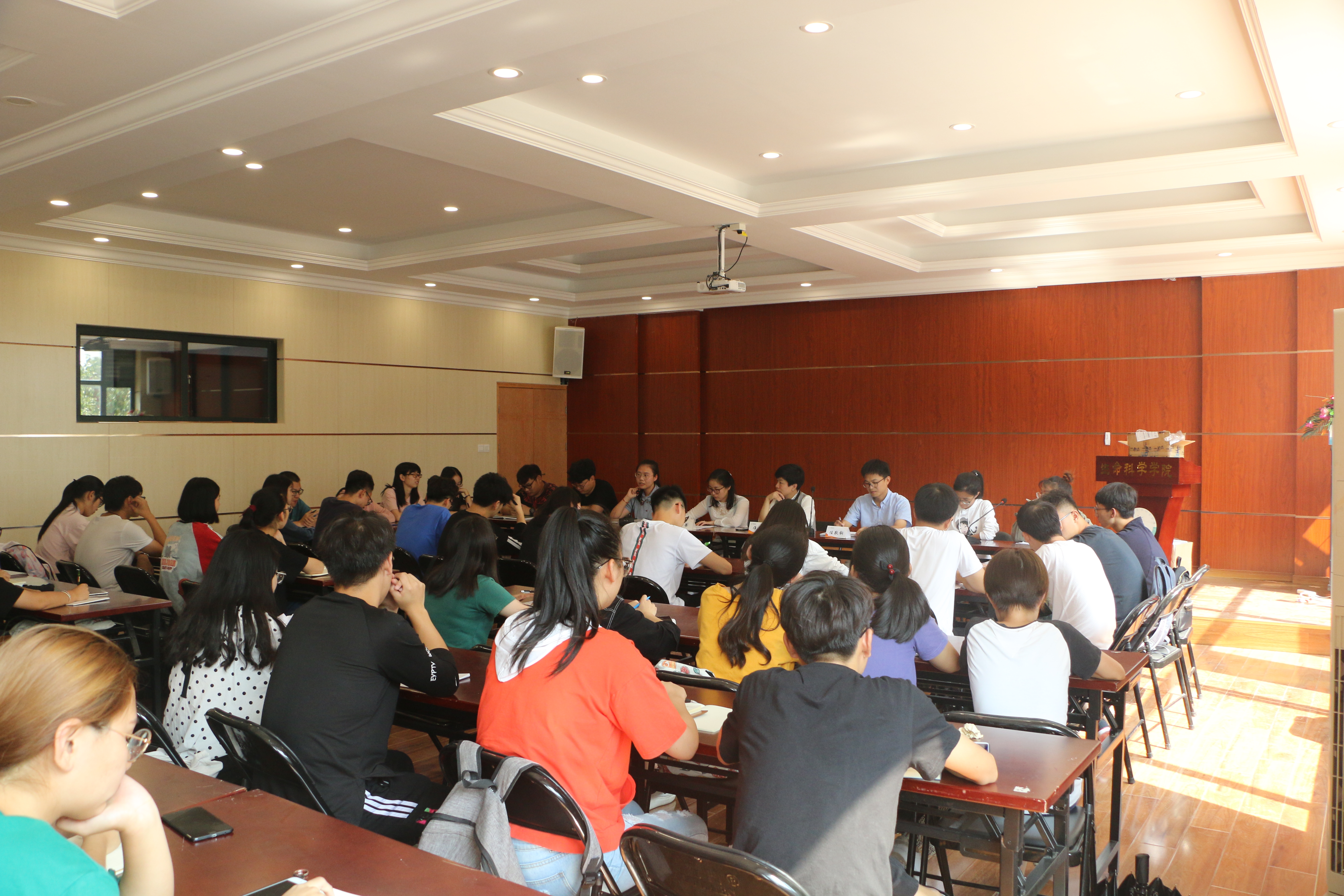 1539482804135076.jpg 会议现场.JPG